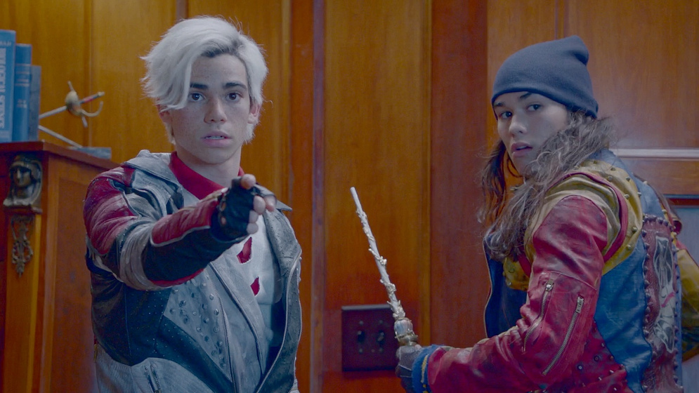 Cameron Boyce y Booboo Stewart en Los Descendientes 2