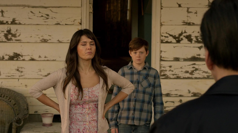 Sarah Lind y Jakob Davies en El Agente