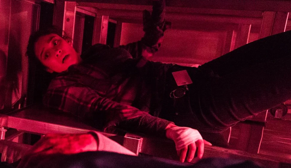 Shay Mitchell en cadaver