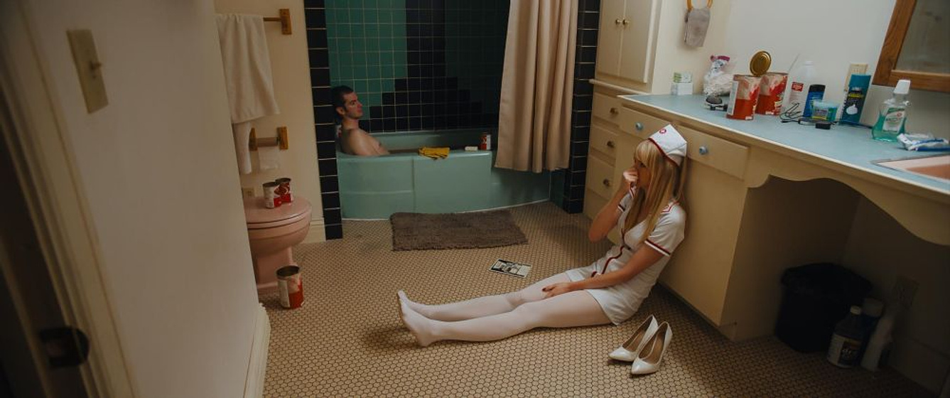 Andrew Garfield y Riley Keough en Lo que esconde Silver lake