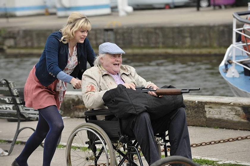 Dudley Sutton y Georgia King en Invasión Zombie