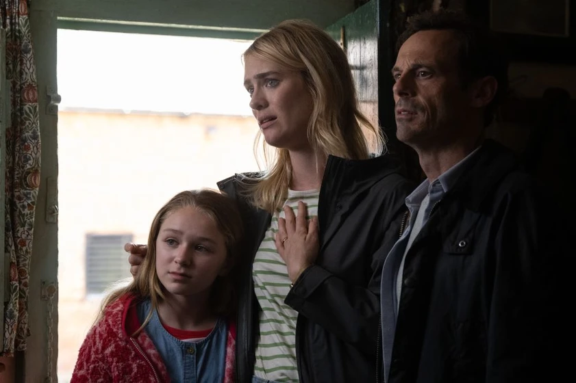 Scoot McNairy y Mackenzie Davis en no-hables-con-extranos