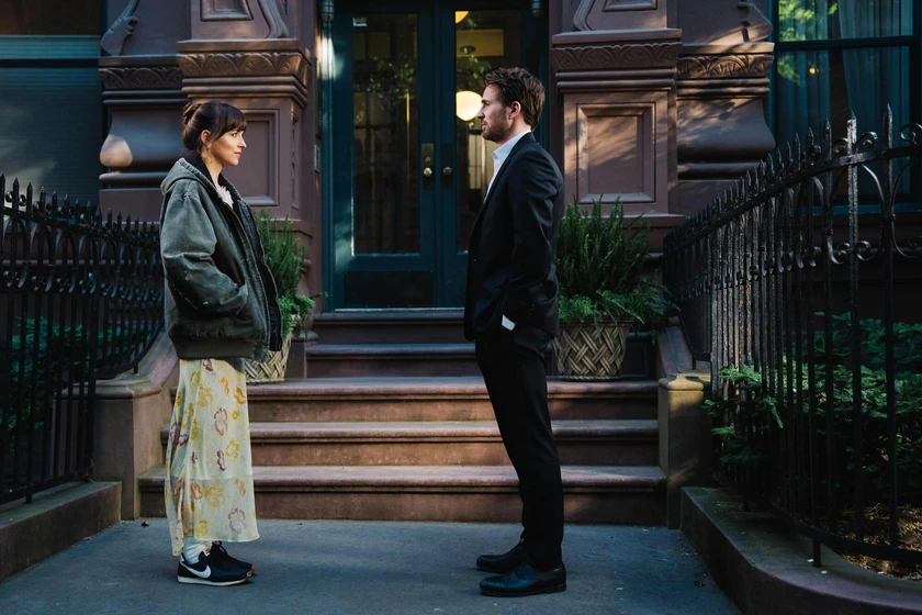 Chris Evans y Dakota Johnson en materialistas