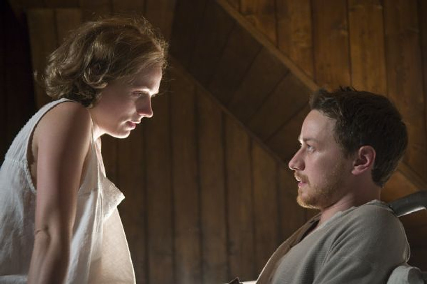 Kerry Condon y James McAvoy en La Última Estación