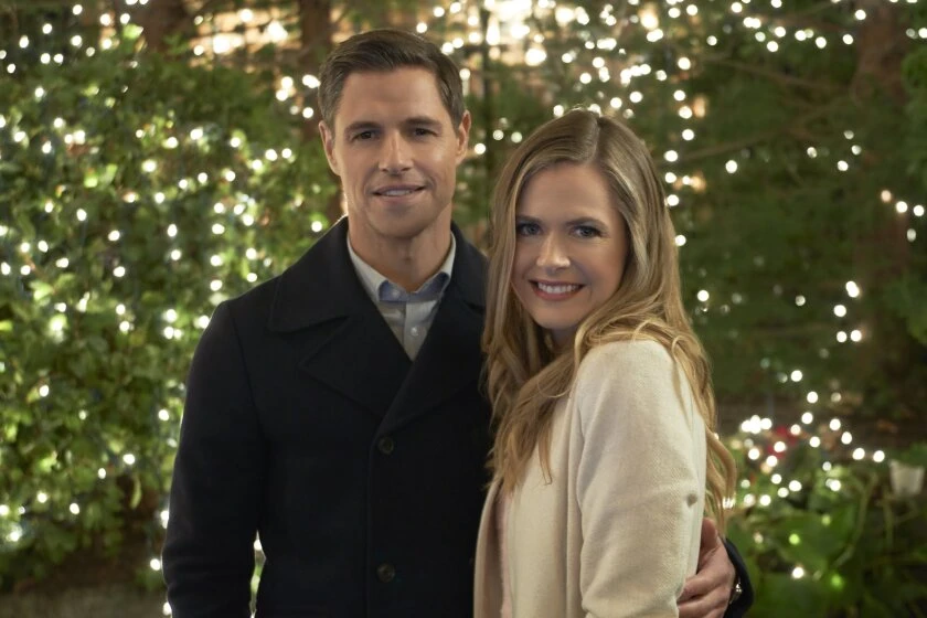 Maggie Lawson y Sam Page en historia-de-un-amor-verdadero