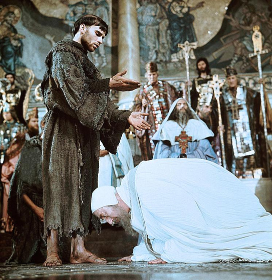 Alec Guinness y Graham Faulkner en Hermano Sol Hermana Luna