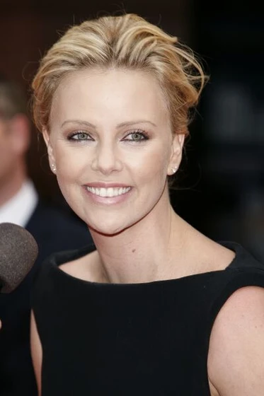 Charlize Theron en hancock (Premiere Londres (Junio 2008))