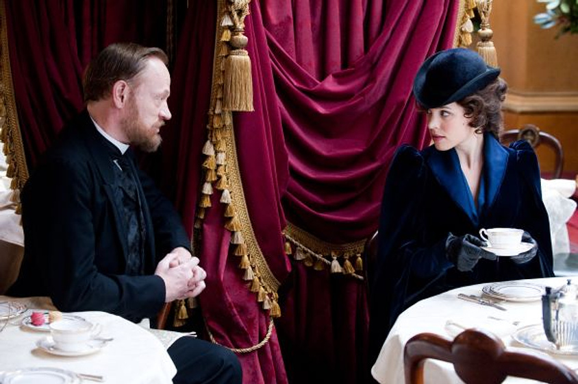 Rachel McAdams y Jared Harris en Sherlock Holmes: Juego de sombras