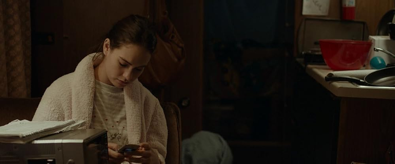 Lily James en little-woods-crossing-the-line