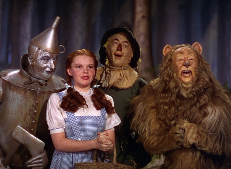Judy Garland, Ray Bolger, Bert Lahr y Jack Haley en El Mago de Oz