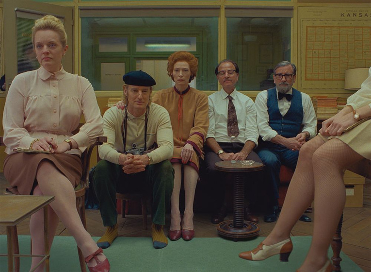 Owen Wilson, Elisabeth Moss, Tilda Swinton, Fisher Stevens y Christoph Waltz en La Crónica Francesa