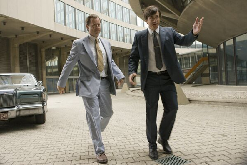 Dermot Mulroney y Greg Kinnear en Destellos de genio