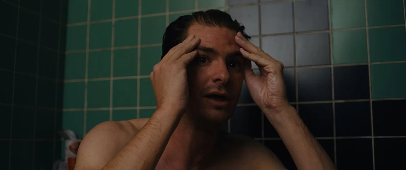 Andrew Garfield en lo-que-esconde-silver-lake