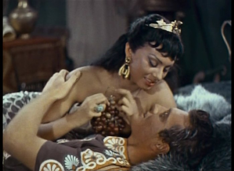 Sophia Loren y Alberto Sordi en Noches de Cleopatra