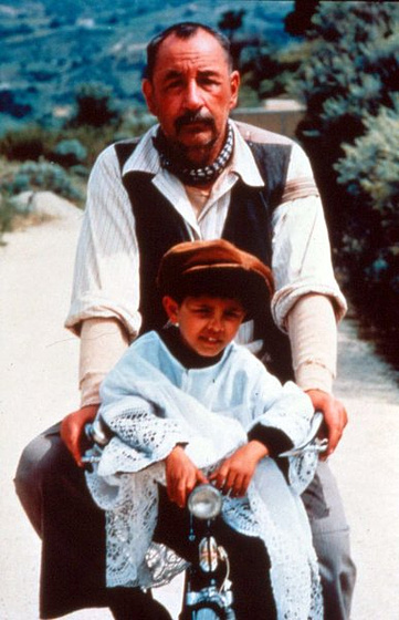 Philippe Noiret y Salvatore Cascio en Cinema Paradiso