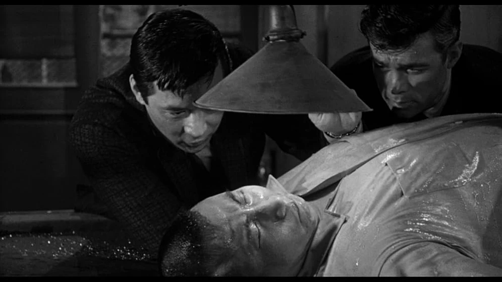 James Shigeta y Glenn Corbett en el-kimono-rojo