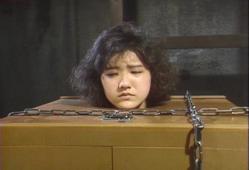 Imagen de woman-in-a-box-virgin-sacrifice