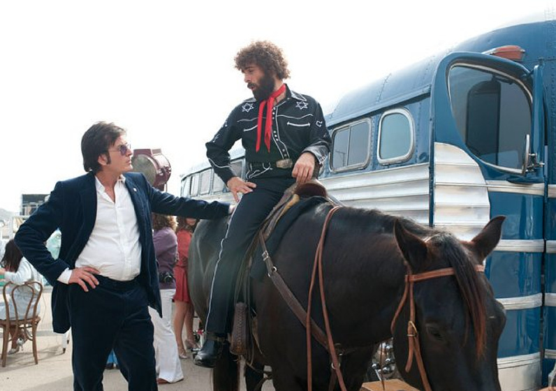 Charlie Sheen y Jason Schwartzman en A Glimpse Inside the Mind of Charles Swan III