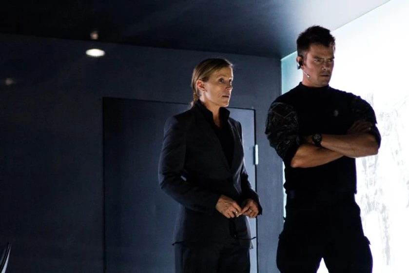 Frances McDormand y Josh Duhamel en Transformers: El lado oscuro de la Luna