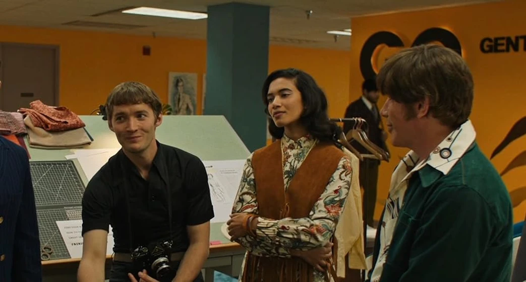 Toby Regbo y Supriya Ganesh en pinball-el-hombre-que-salvo-el-juego