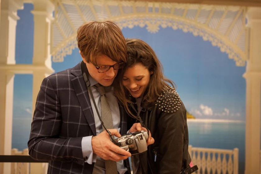 Michael Pitt y Astrid Berges-Frisbey en origenes