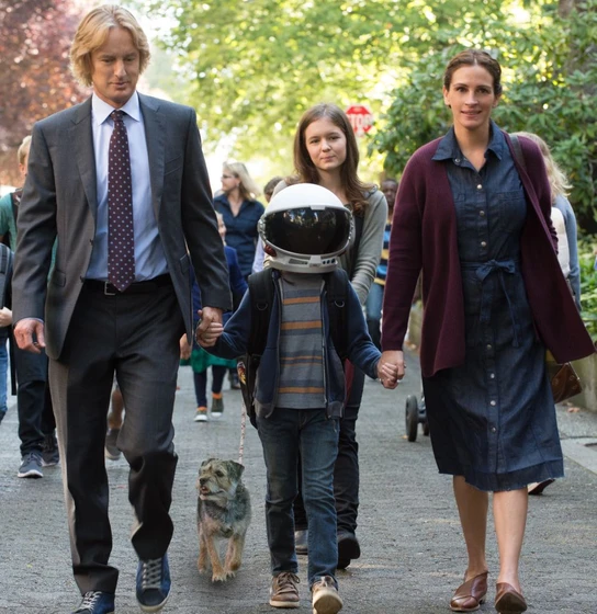 Owen Wilson, Julia Roberts, Izabela Vidovic y Jacob Tremblay en wonder-2017