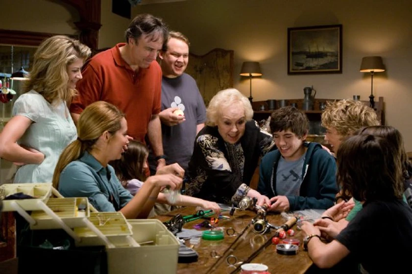 Doris Roberts, Kevin Nealon, Ashley Tisdale, Gillian Vigman, Carter Jenkins y Regan Young en pequenos-invasores