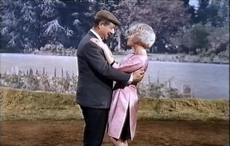 Sidney James y Sophie Hardy en tres-sombreros-para-lisa