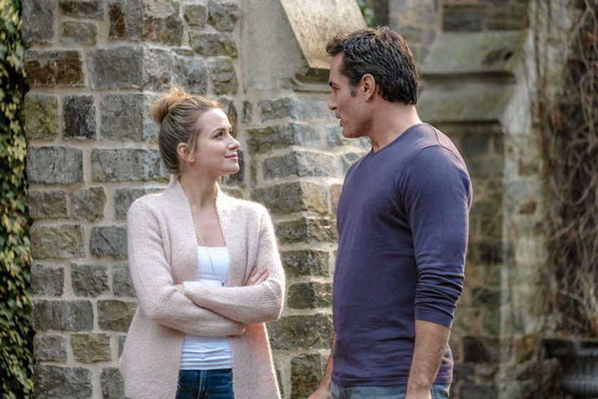 Victor Webster y Shantel VanSanten en Perfume de Amor