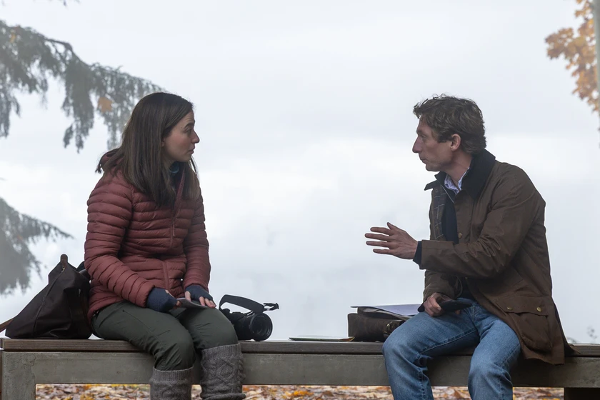 Jeremy Allen White y Mikey Madison en el-precio-de-la-red