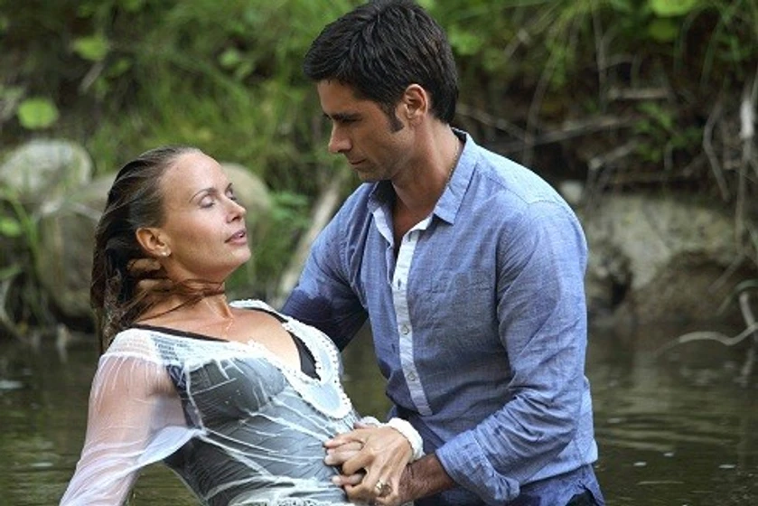 Sonya Salomaa y John Stamos en secretos-del-eden