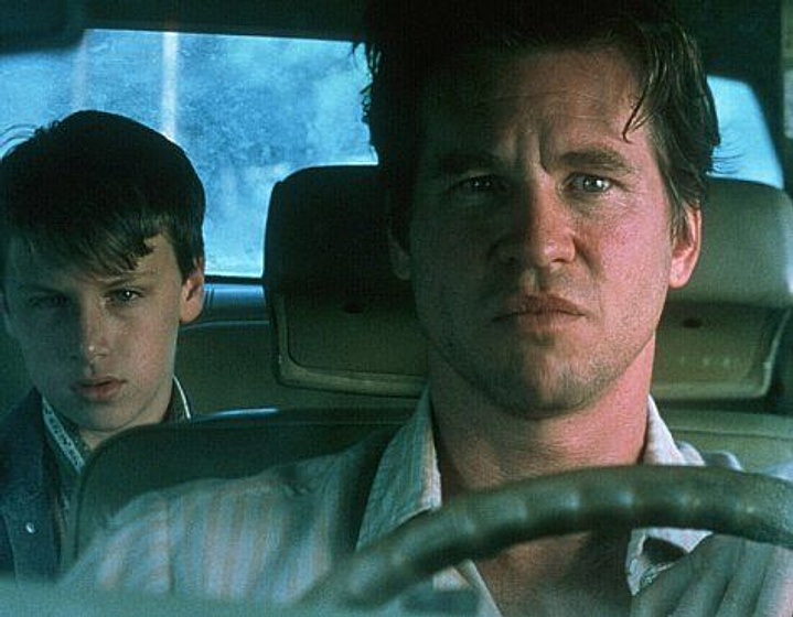 Val Kilmer y Noah Fleiss en Joe el Rey