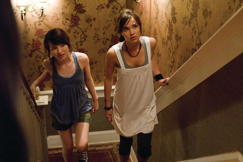 Emily Browning y Arielle Kebbel en Presencias Extrañas