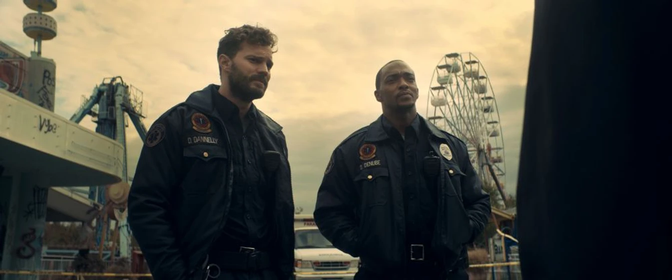 Anthony Mackie y Jamie Dornan en synchronic-los-limites-del-tiempo