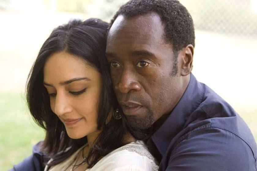 Don Cheadle y Archie Panjabi en traidor