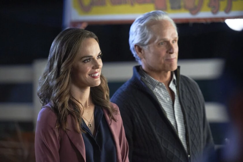 Erin Cahill y Gregory Harrison en amor-en-otono