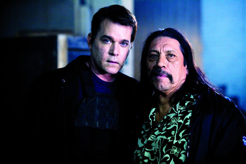 Ray Liotta y Danny Trejo en La linea