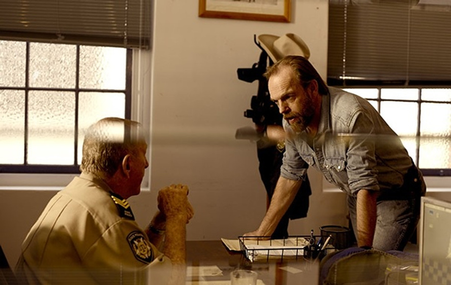 Hugo Weaving en Mystery Road