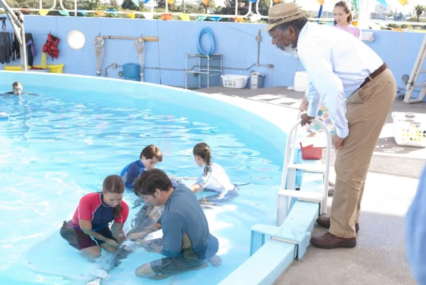 Morgan Freeman, Nathan Gamble, Austin Highsmith y Betsy Landin en la-gran-aventura-de-winter-el-delfin
