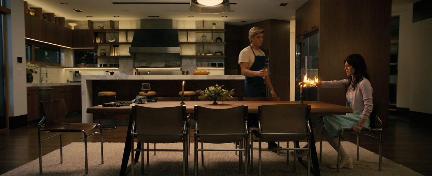 Lukas Gage y Sophie Thatcher en La Acompañante