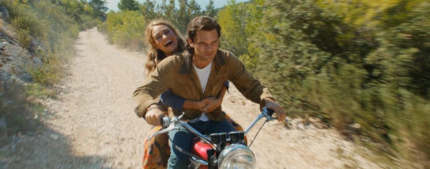 Jeremy Irvine y Lily James en mamma-mia-una-y-otra-vez