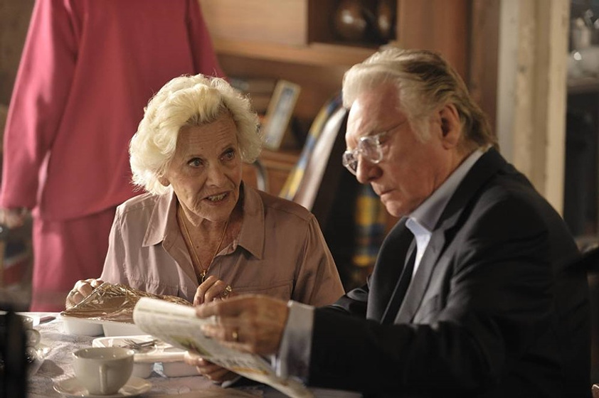 Alan Ford y Honor Blackman en Invasión Zombie