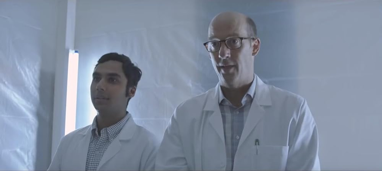 Anthony Edwards y Kunal Nayyar en consumed
