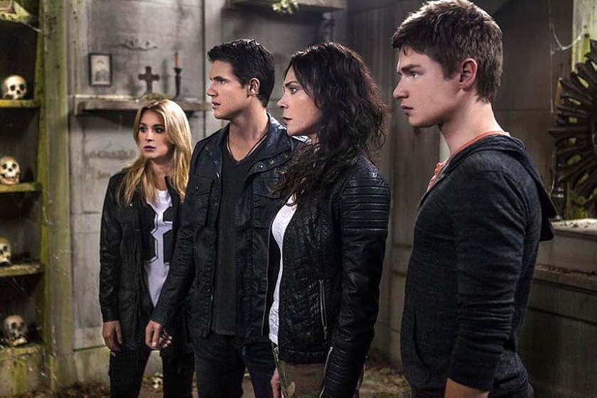 Michelle Forbes, Robbie Amell, Keenan Tracey y Alexa PenaVega en Cazadores de Leyendas