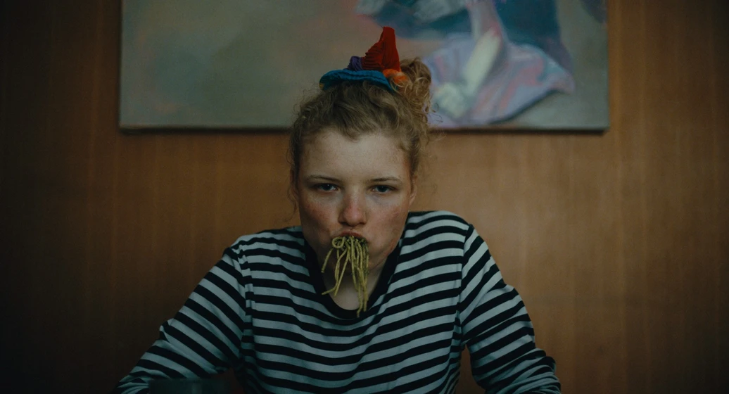 Luisa-Céline Gaffron en how-to-be-normal-and-the-oddness-of-the-other-world
