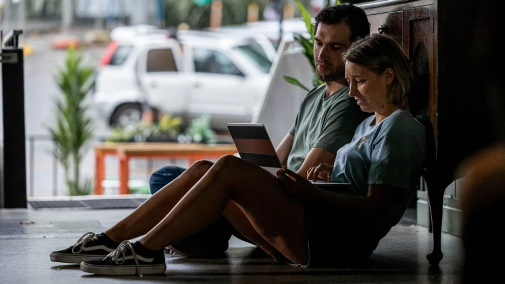 Sophie Henderson y Matt Whelan en workmates