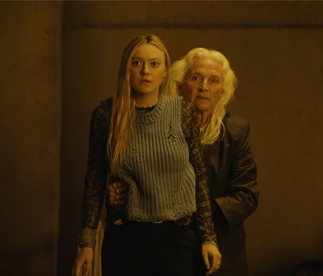 Dakota Fanning y Olwen Fouere en vigilantes