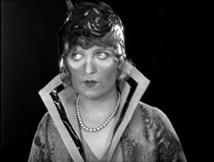 Betty Balfour en champagne