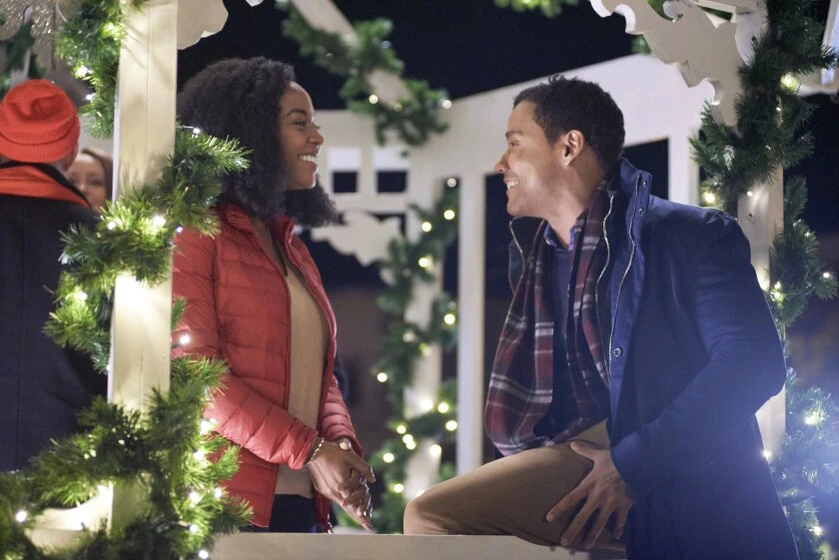Jerrika Hinton y Christian Vincent en navidad-en-el-majestic