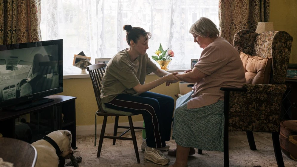 Brenda Blethyn y Andrea Riseborough en dragonfly